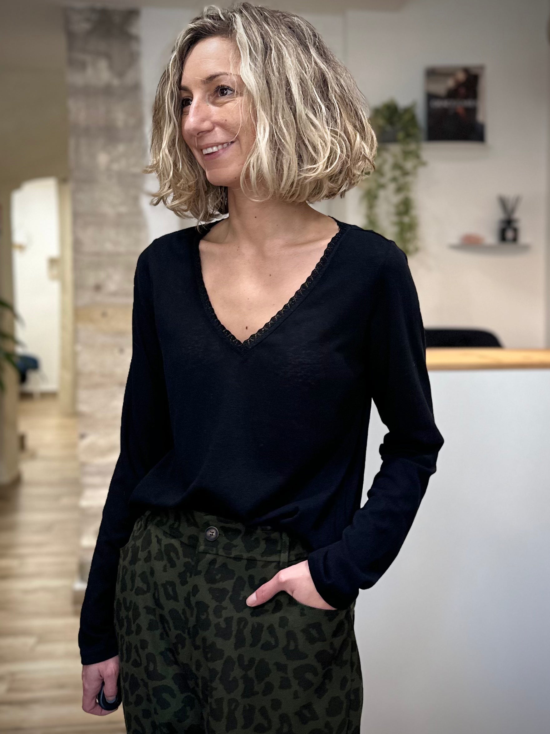 Femme en t-shirt noir casual chic