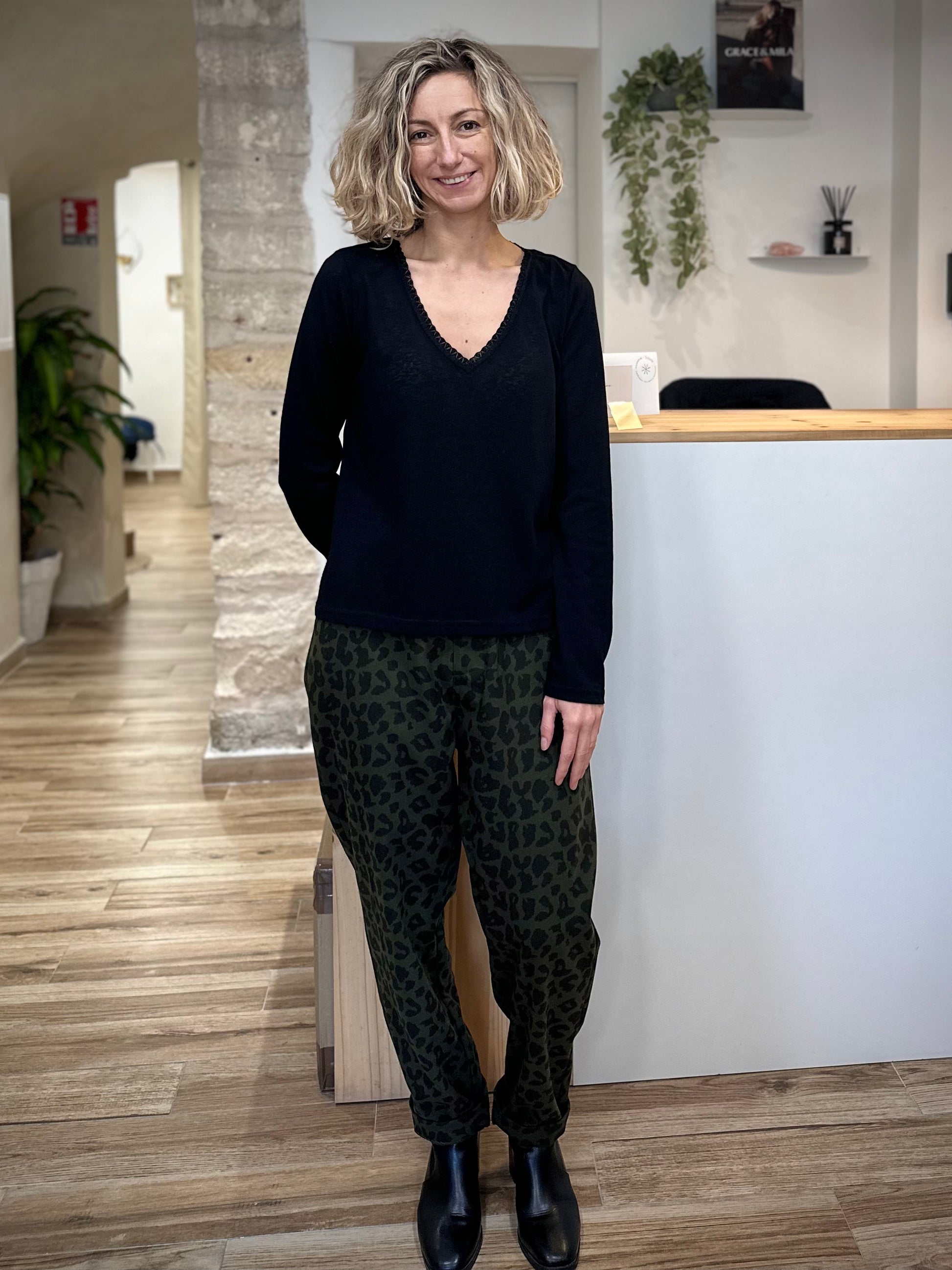 Mannequin portant un t-shirt noir manches longues pour look quotidien