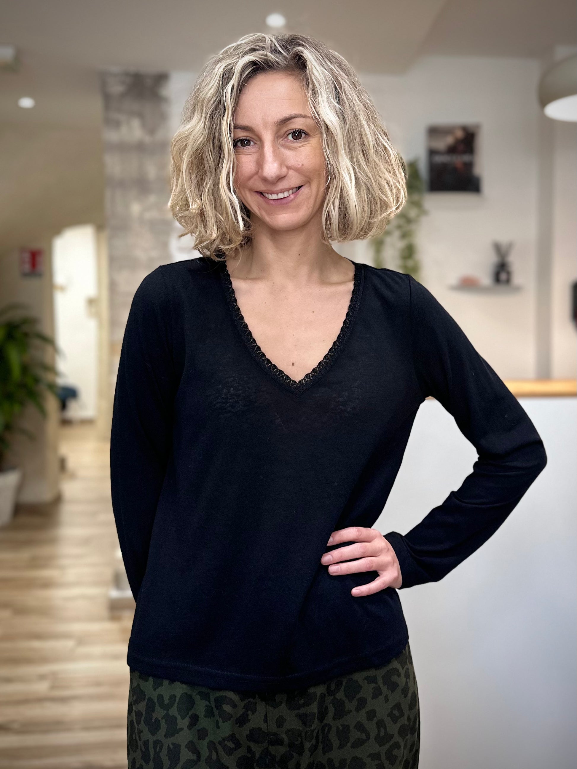 Femme en t-shirt noir casual chic