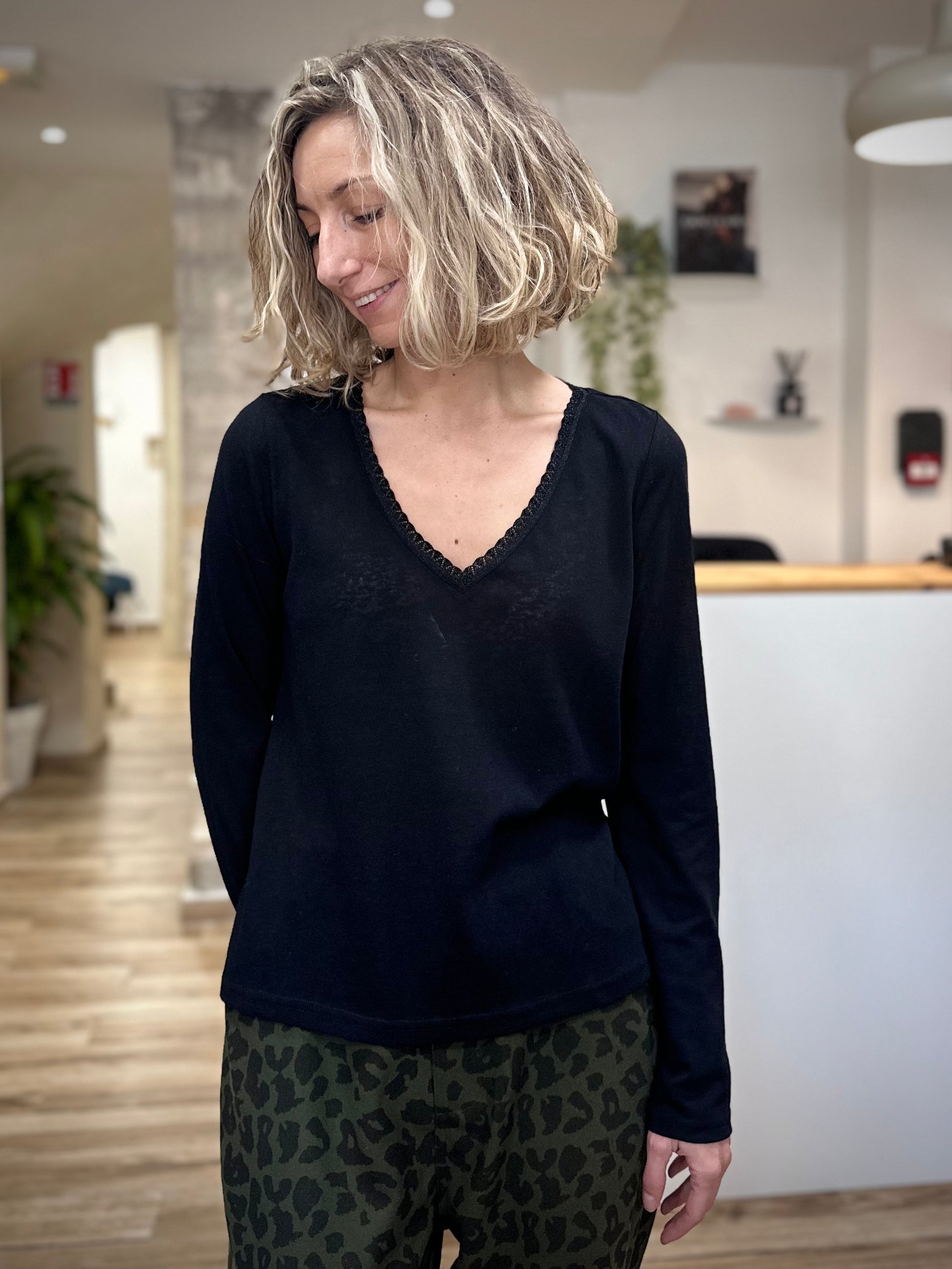 Détail des manches longues d’un t-shirt col V