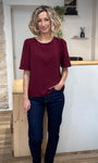 Top bordeaux casual chic sur jean brut
