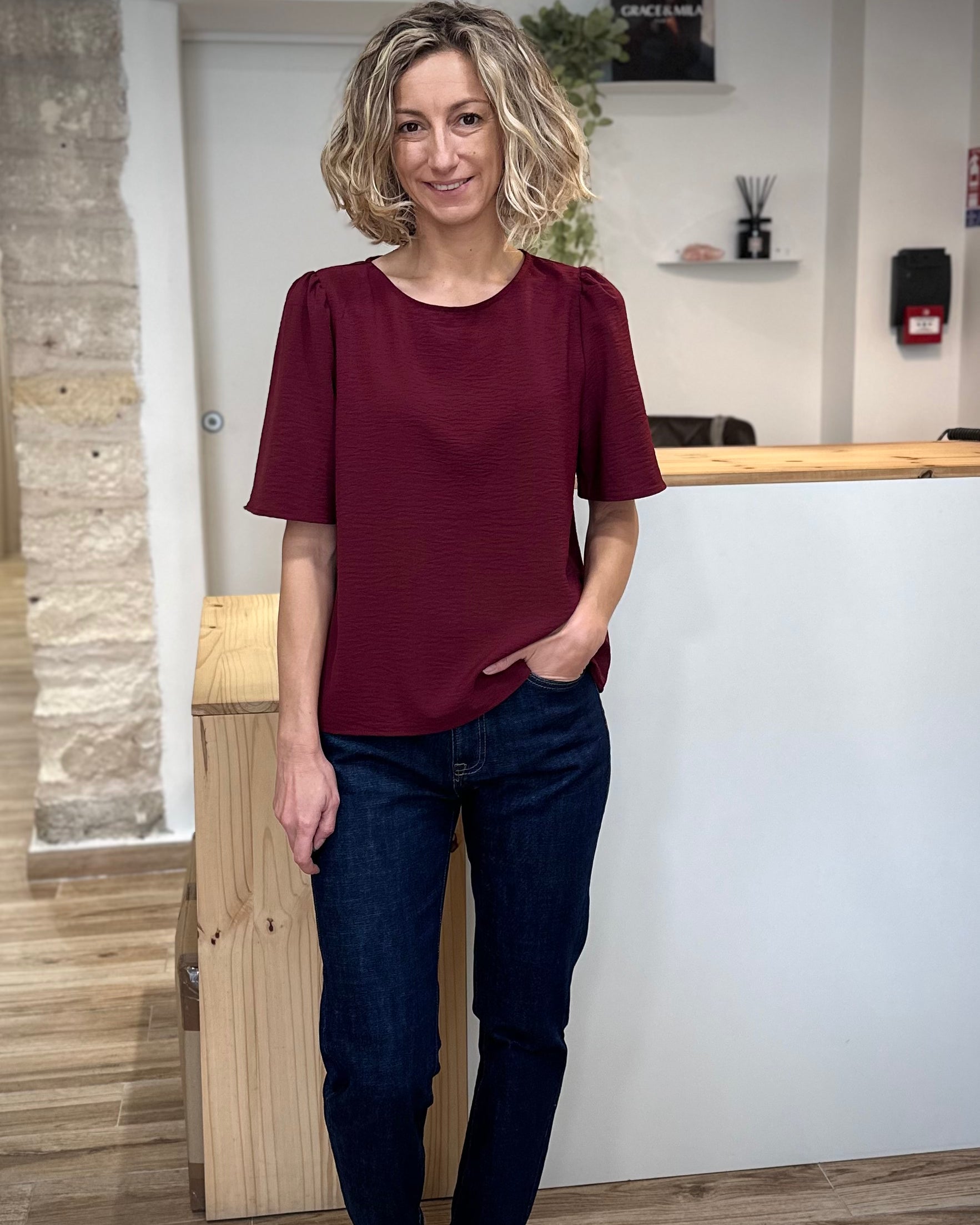 Top bordeaux casual chic sur jean brut
