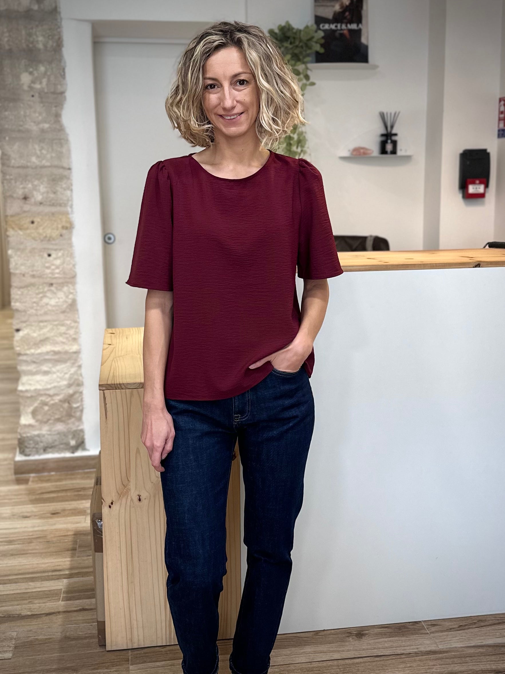 Top bordeaux casual chic sur jean brut