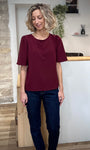 Top fluide bordeaux Shine porté en automne