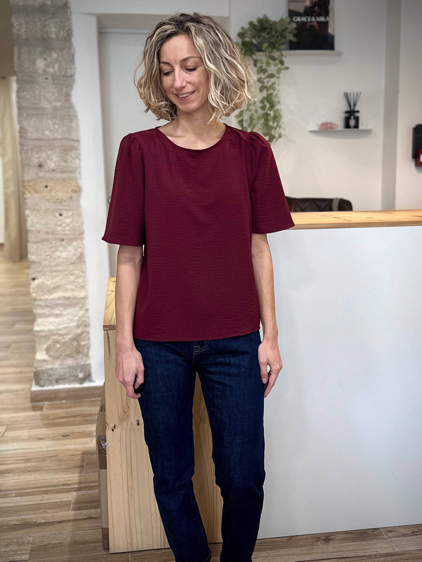 Top fluide bordeaux Shine porté en automne