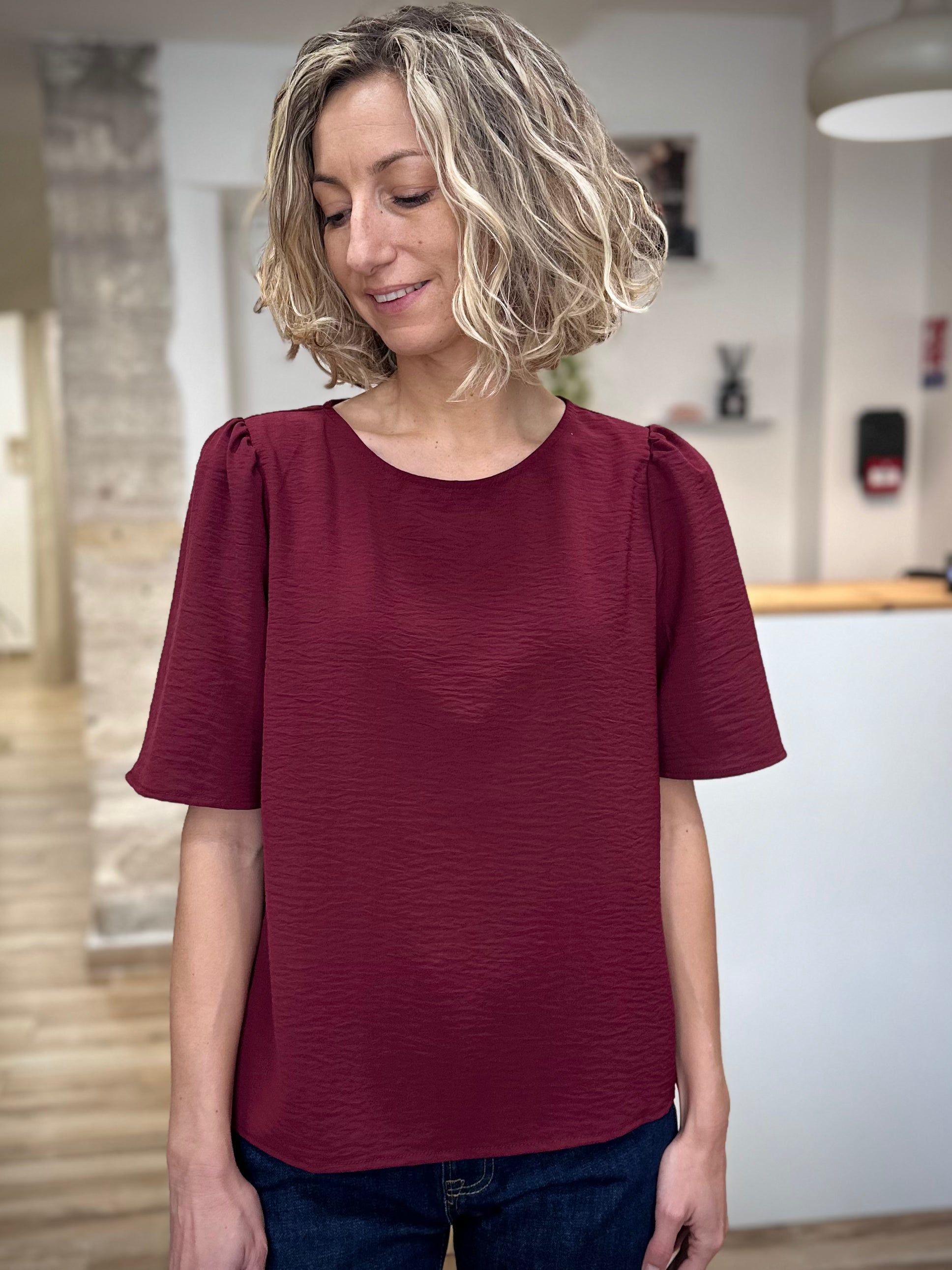 Silhouette féminine en top fluide col rond