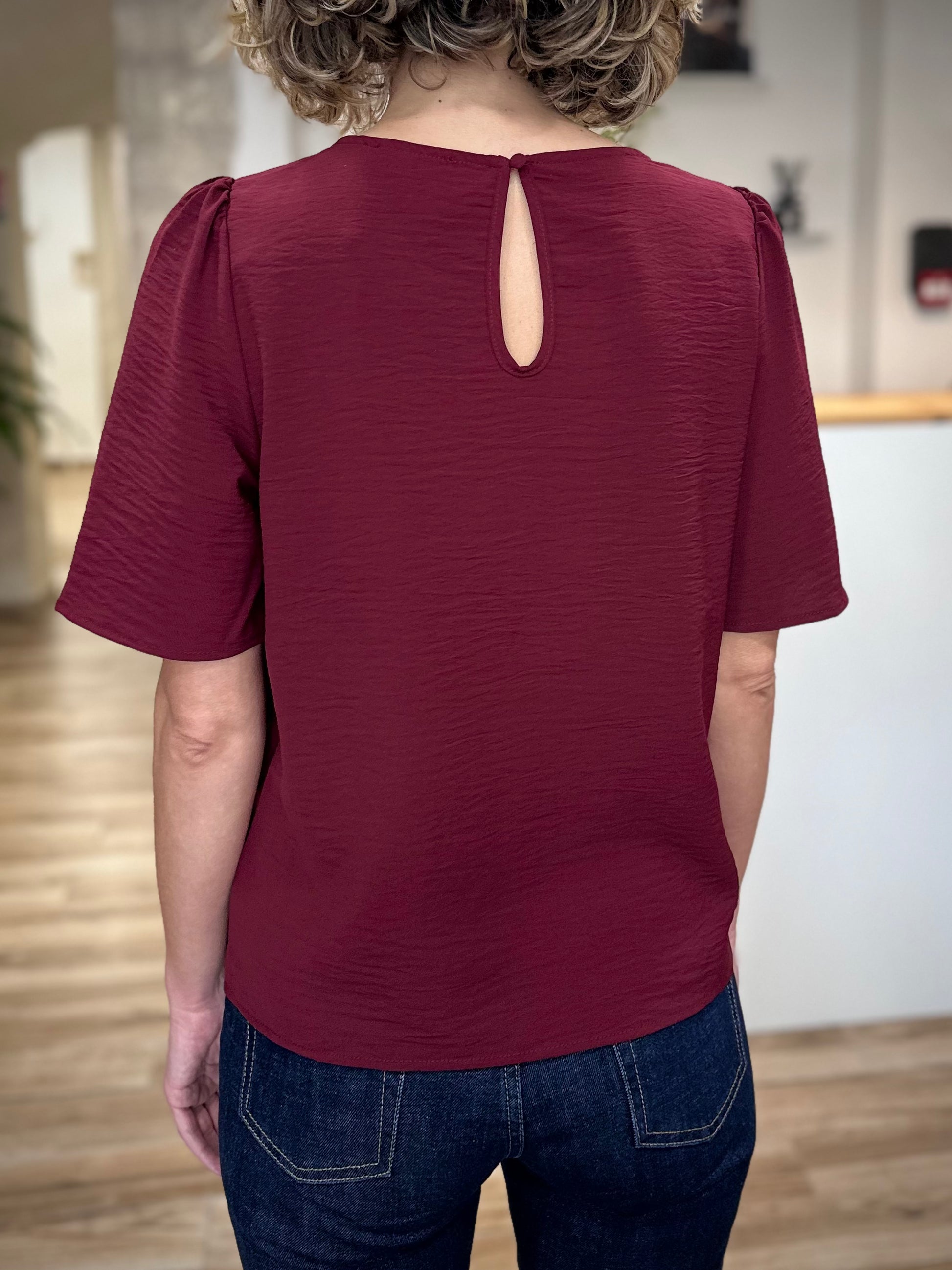 Gros plan sur la goutte boutonnée du dos