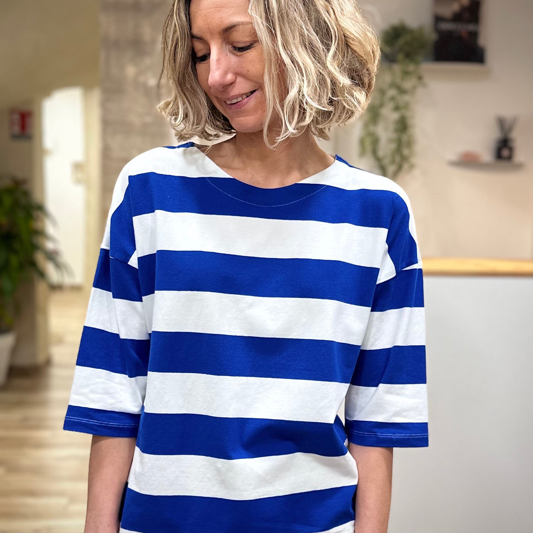 Femme portant un tee-shirt rayé bleu et blanc coupe ample structurée