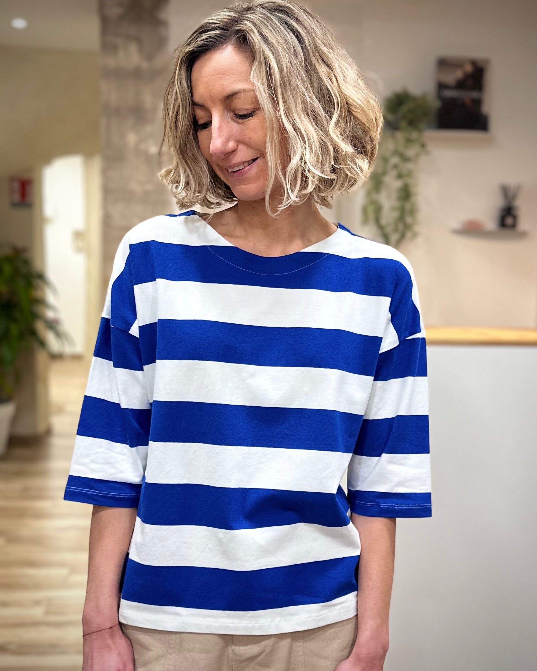 Femme portant un tee-shirt rayé bleu et blanc coupe ample structurée