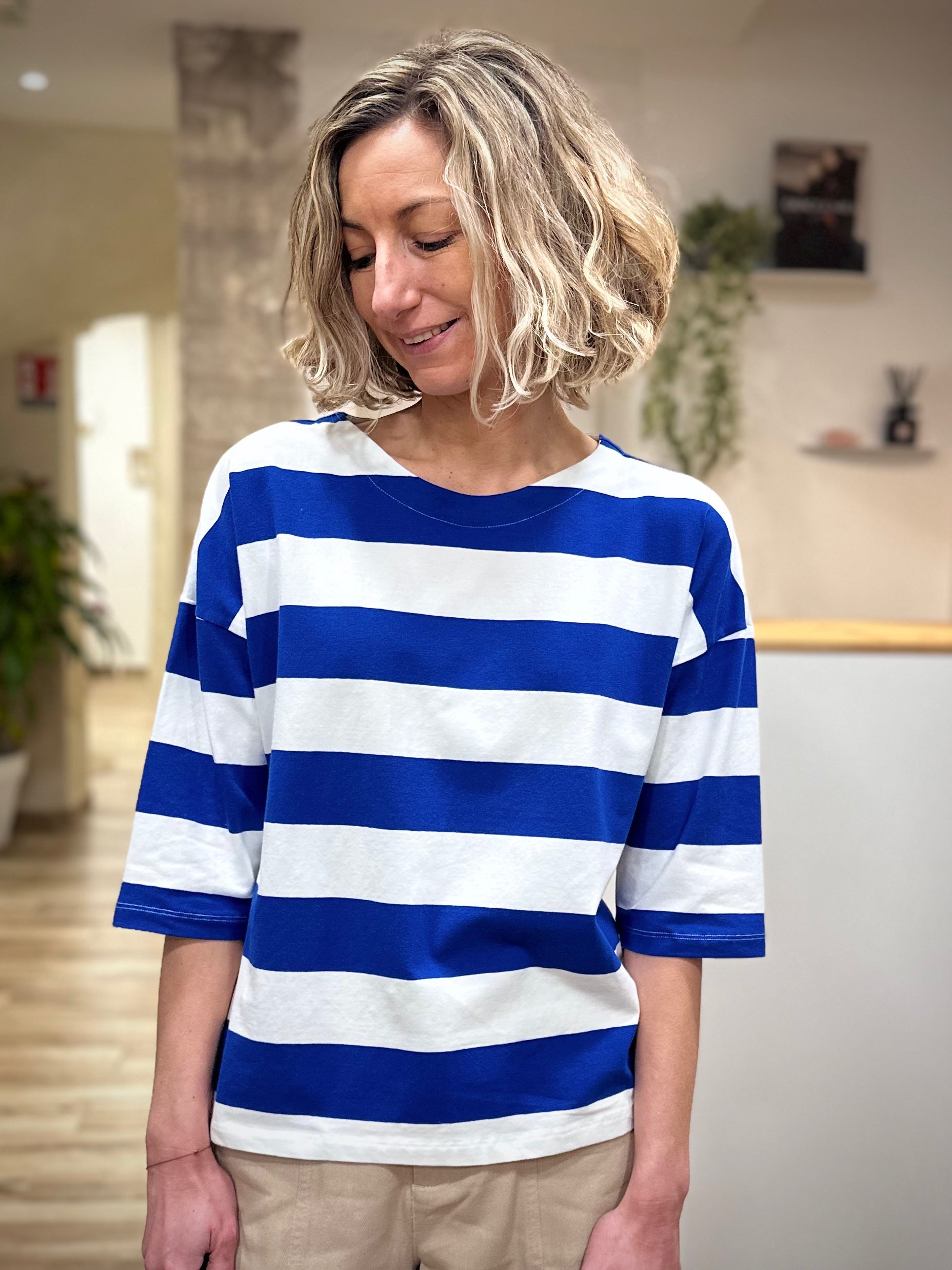 Femme portant un tee-shirt rayé bleu et blanc coupe ample structurée