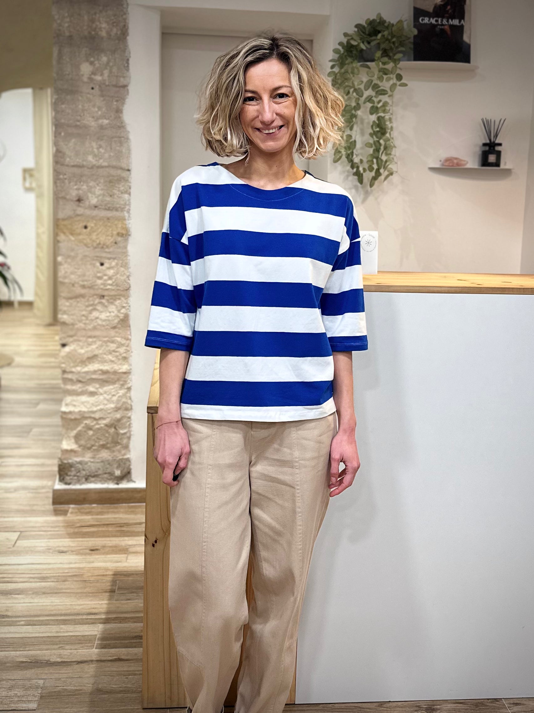 Look casual chic avec tee-shirt rayé femme