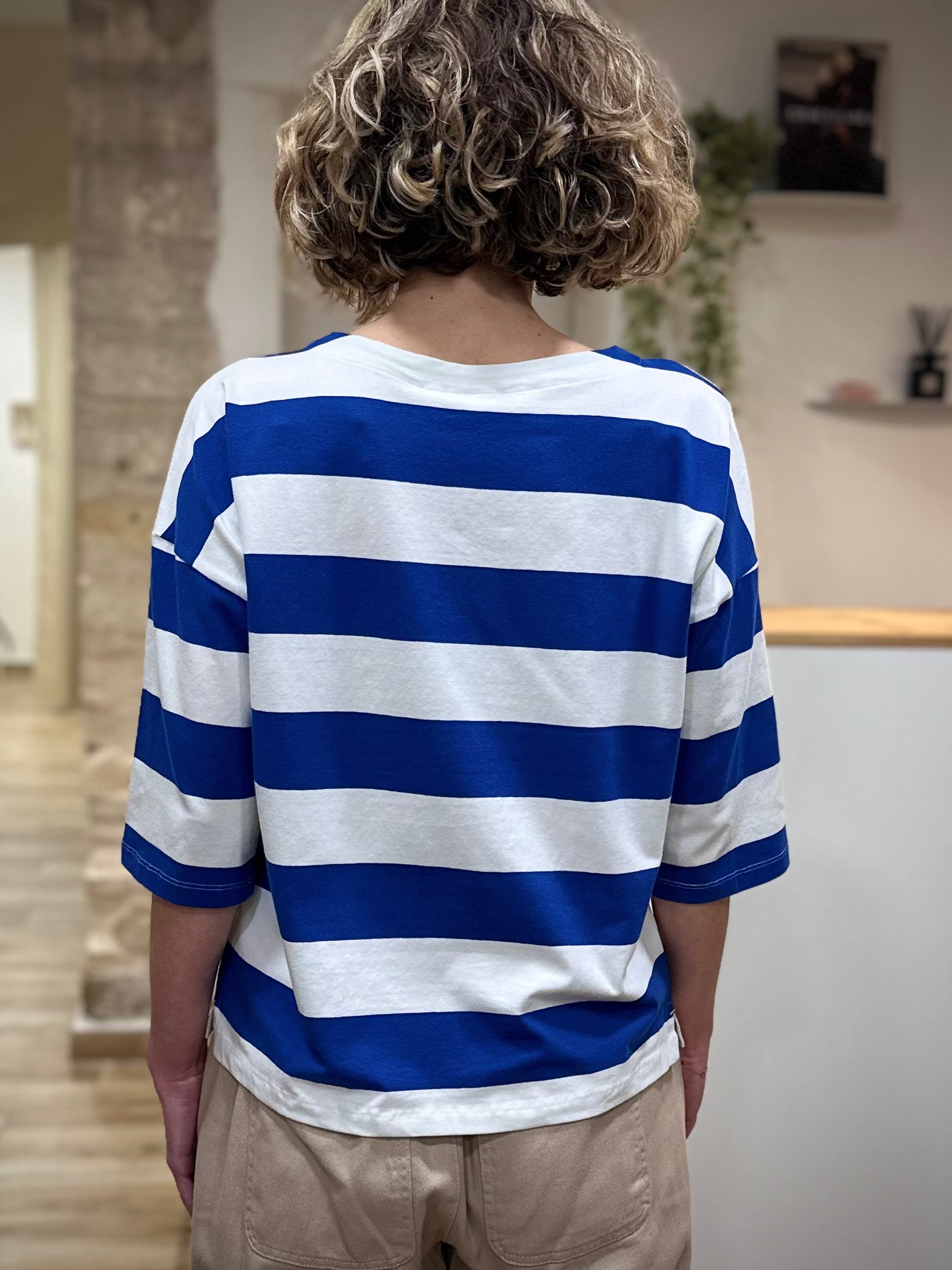 Haut casual chic femme rayures bleues et blanches de dos