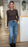 Femme en top léopard et jean pour un look automne-hiver