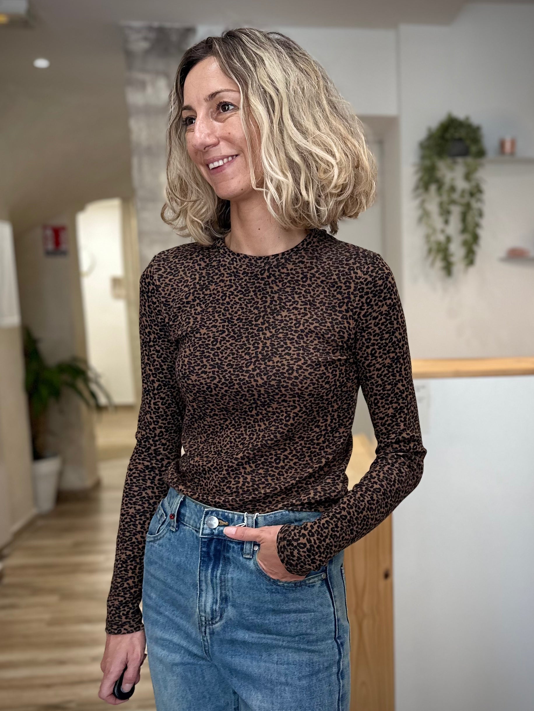 Top femme léopard à col rond et coupe ajustée