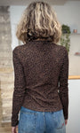 Silhouette femme de dos portant un top léopard casual chic