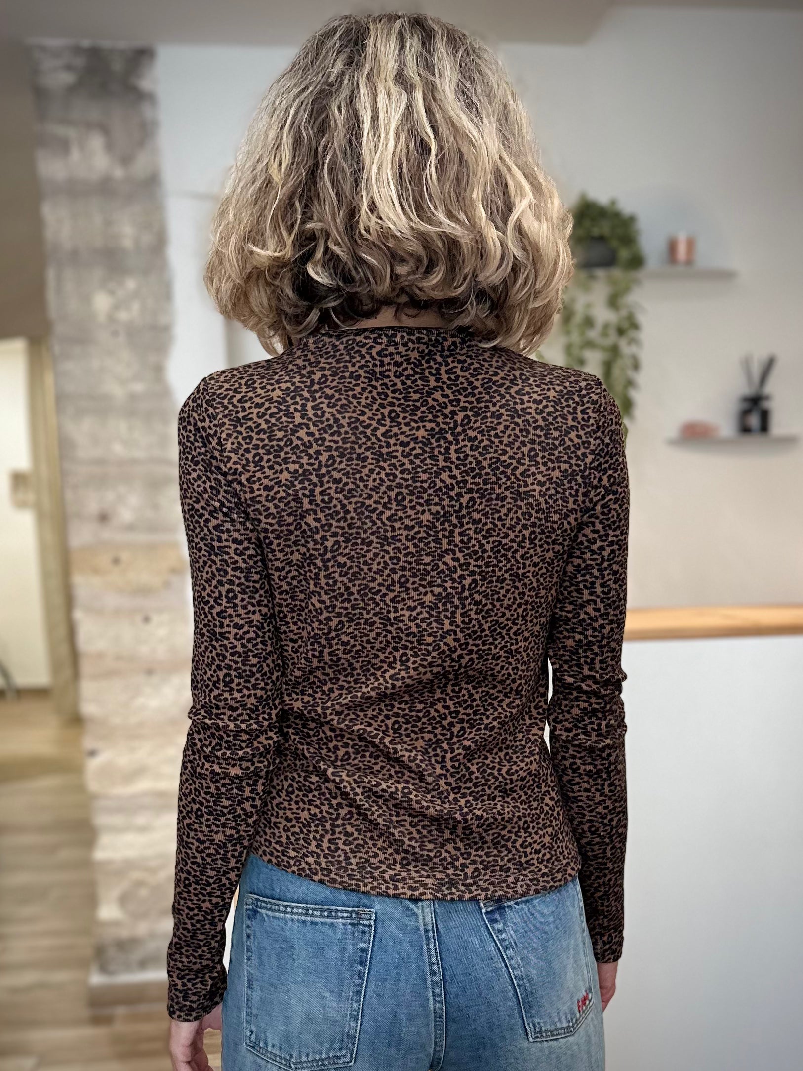 Silhouette femme de dos portant un top léopard casual chic