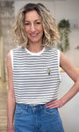 Femme portant un t-shirt rayé noir et blanc sans manches en coton 