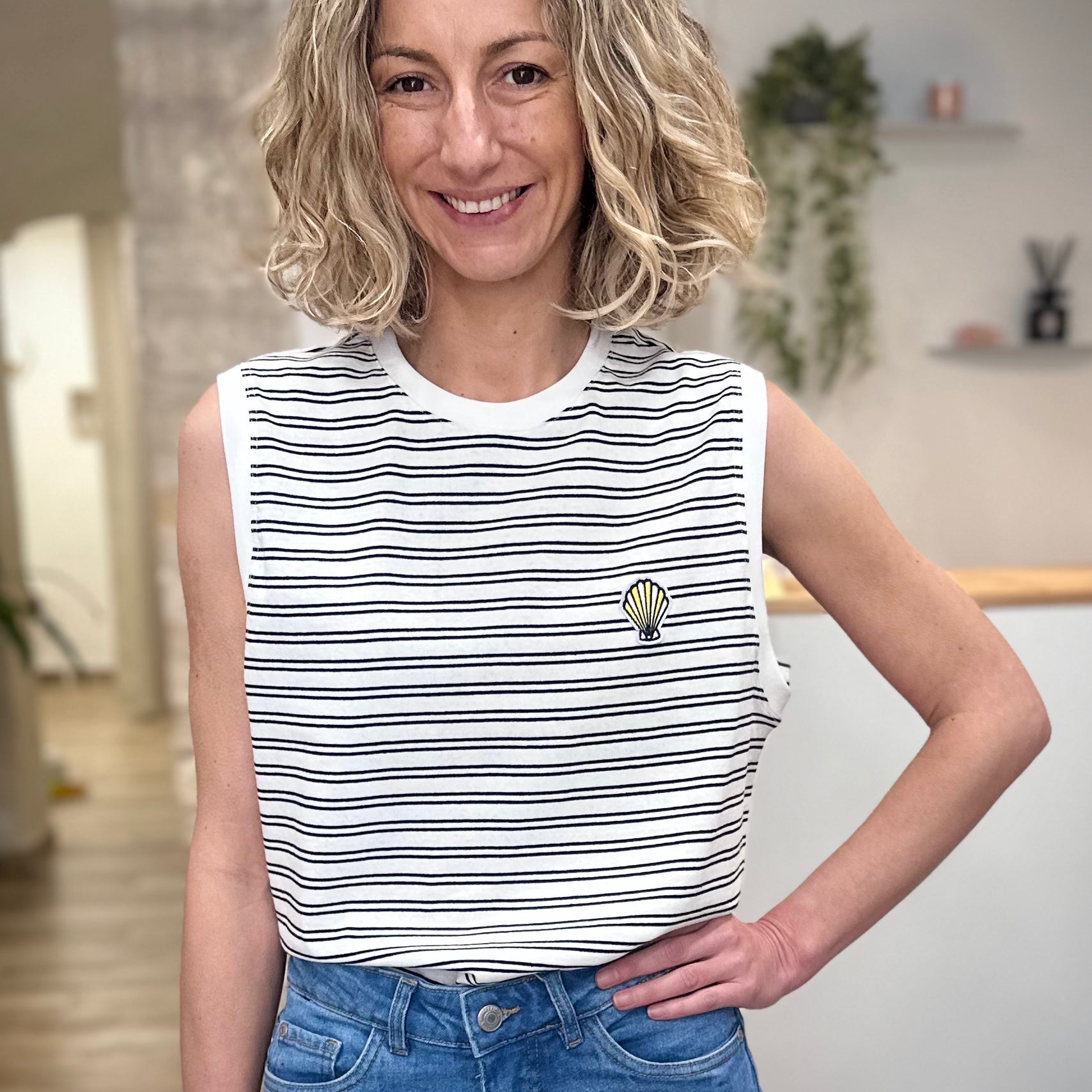 Femme portant un t-shirt rayé noir et blanc sans manches en coton 