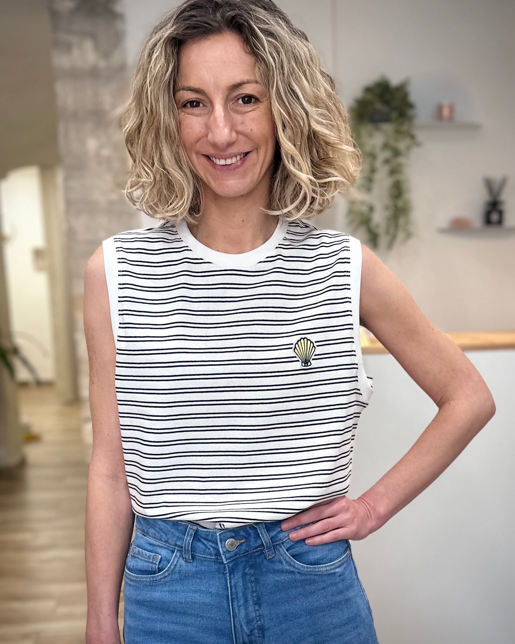 Femme portant un t-shirt rayé noir et blanc sans manches en coton 