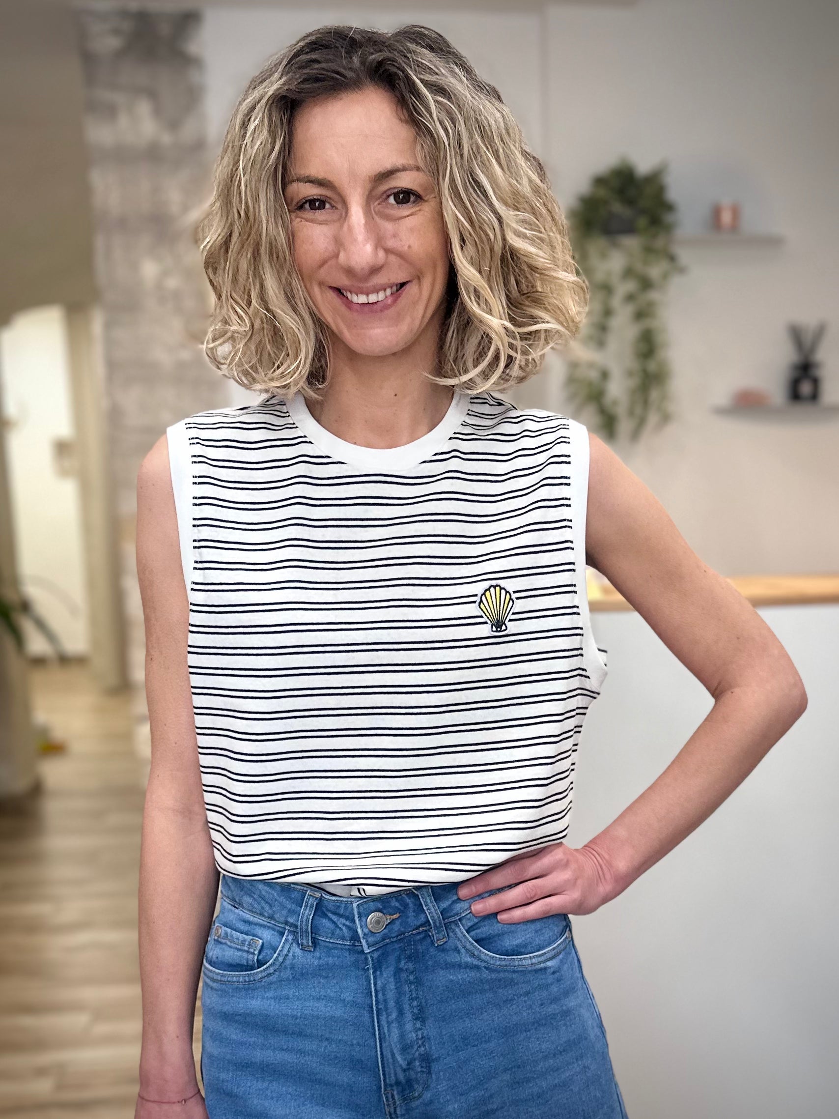 Femme portant un t-shirt rayé noir et blanc sans manches en coton 