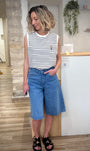 Look casual chic avec t-shirt rayé et bermuda en jean