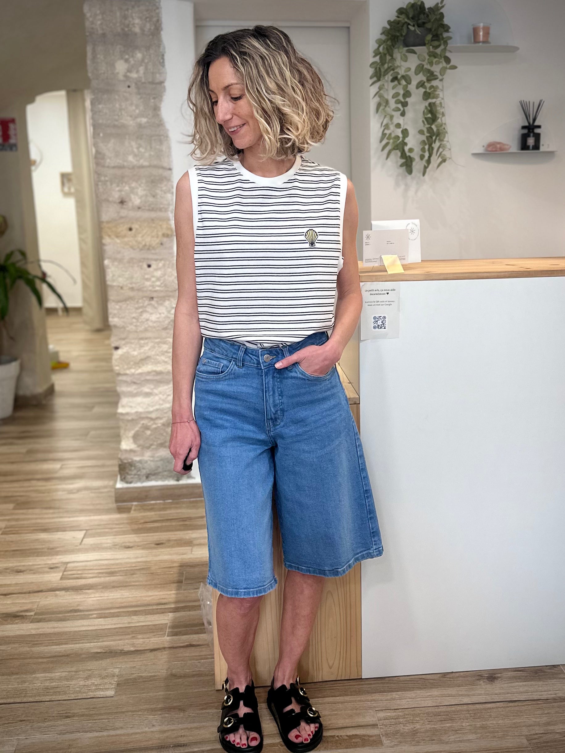 Look casual chic avec t-shirt rayé et bermuda en jean