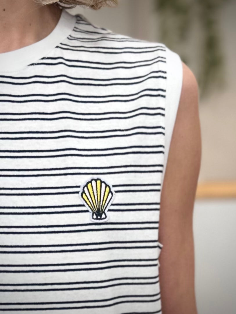 Détail patch poitrine t-shirt rayé coton 