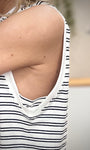 Détail côté tee-shirt Tina rayures noires