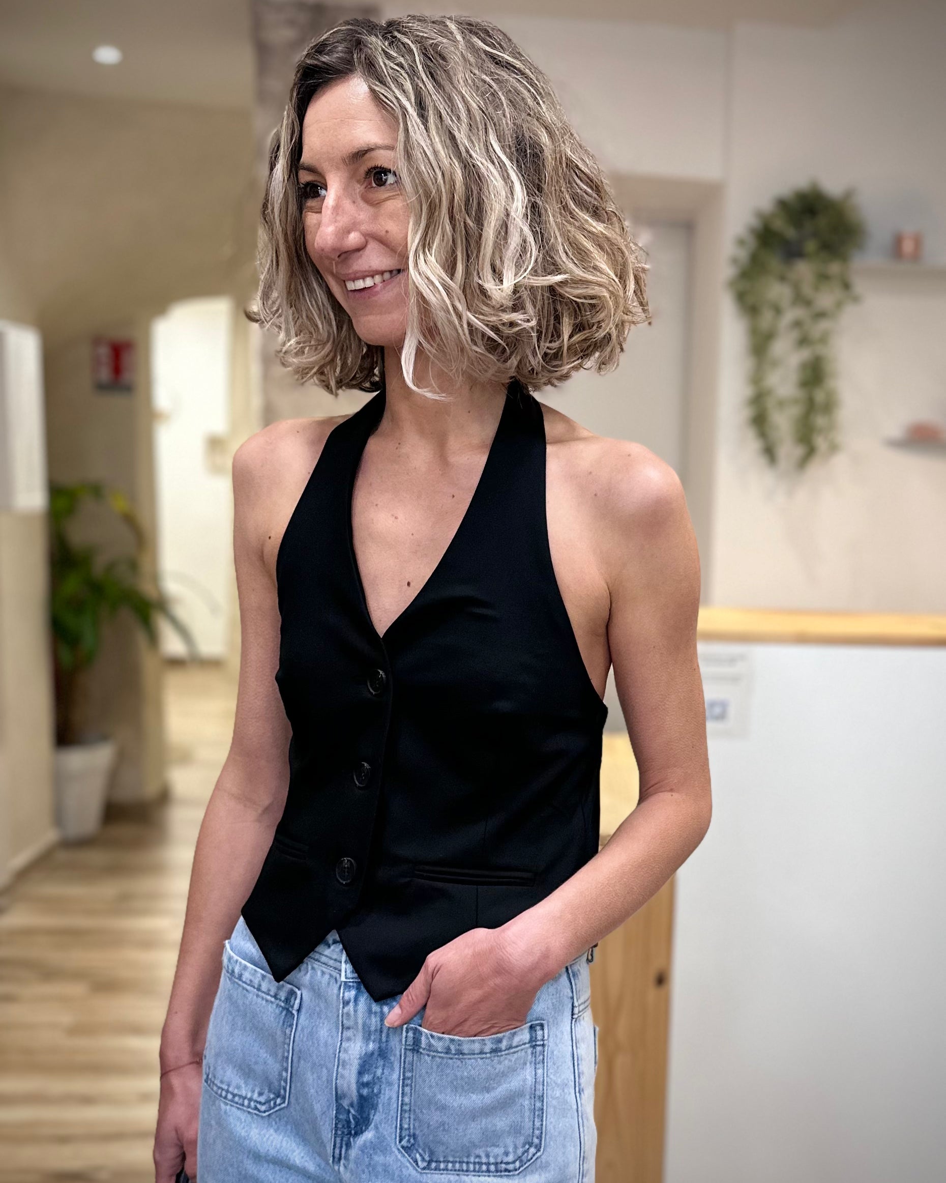 Femme portant top veston noir élégant