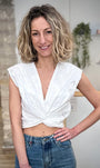 Femme portant top blanc brodé en coton 
