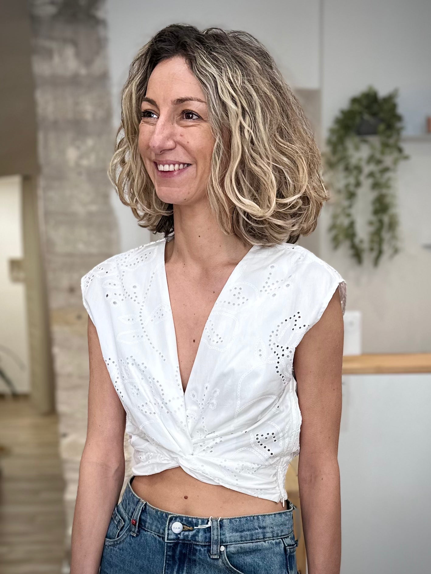 Top blanc ajouré femme motif floral 
