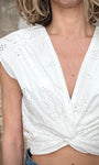 Détail broderie ajourée top femme 