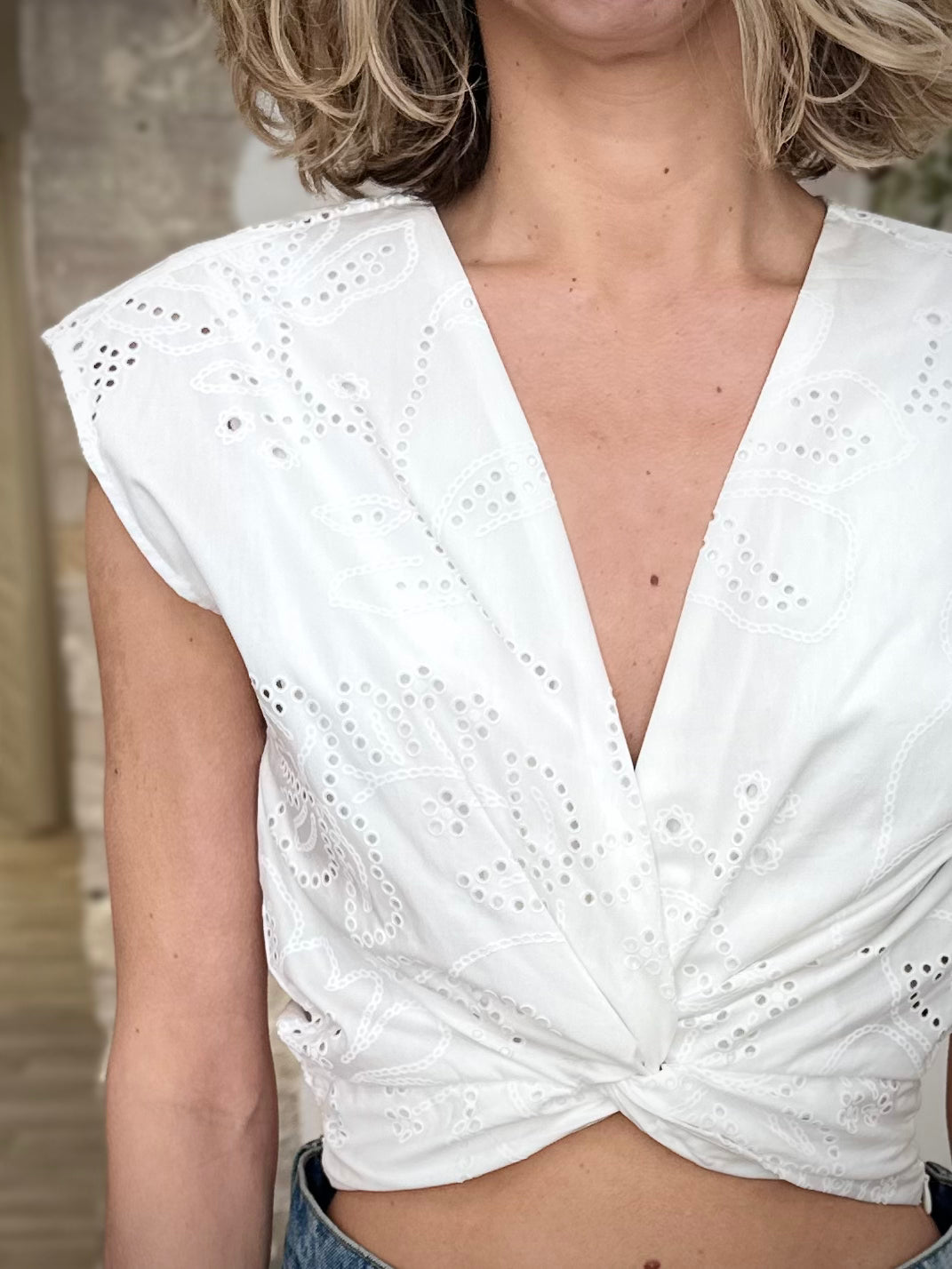 Détail broderie ajourée top femme 