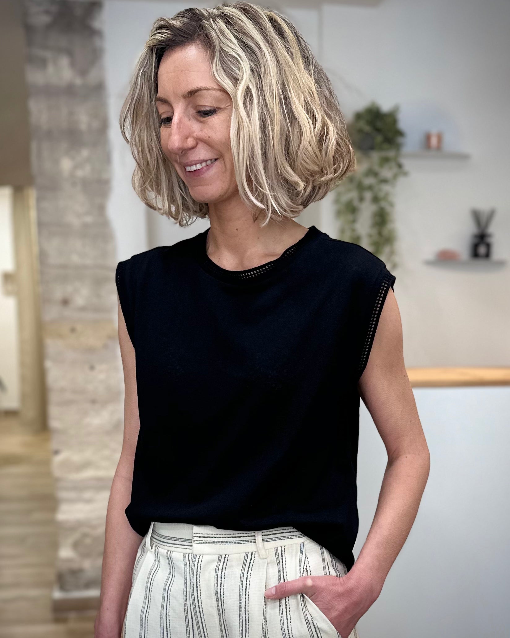 Top noir femme détails ajourés col rond chic 