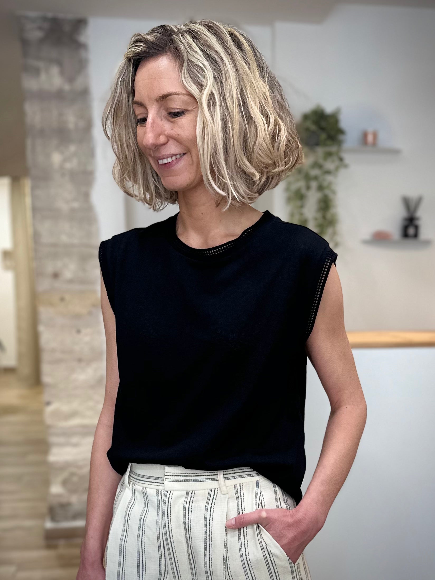 Top noir femme détails ajourés col rond chic 