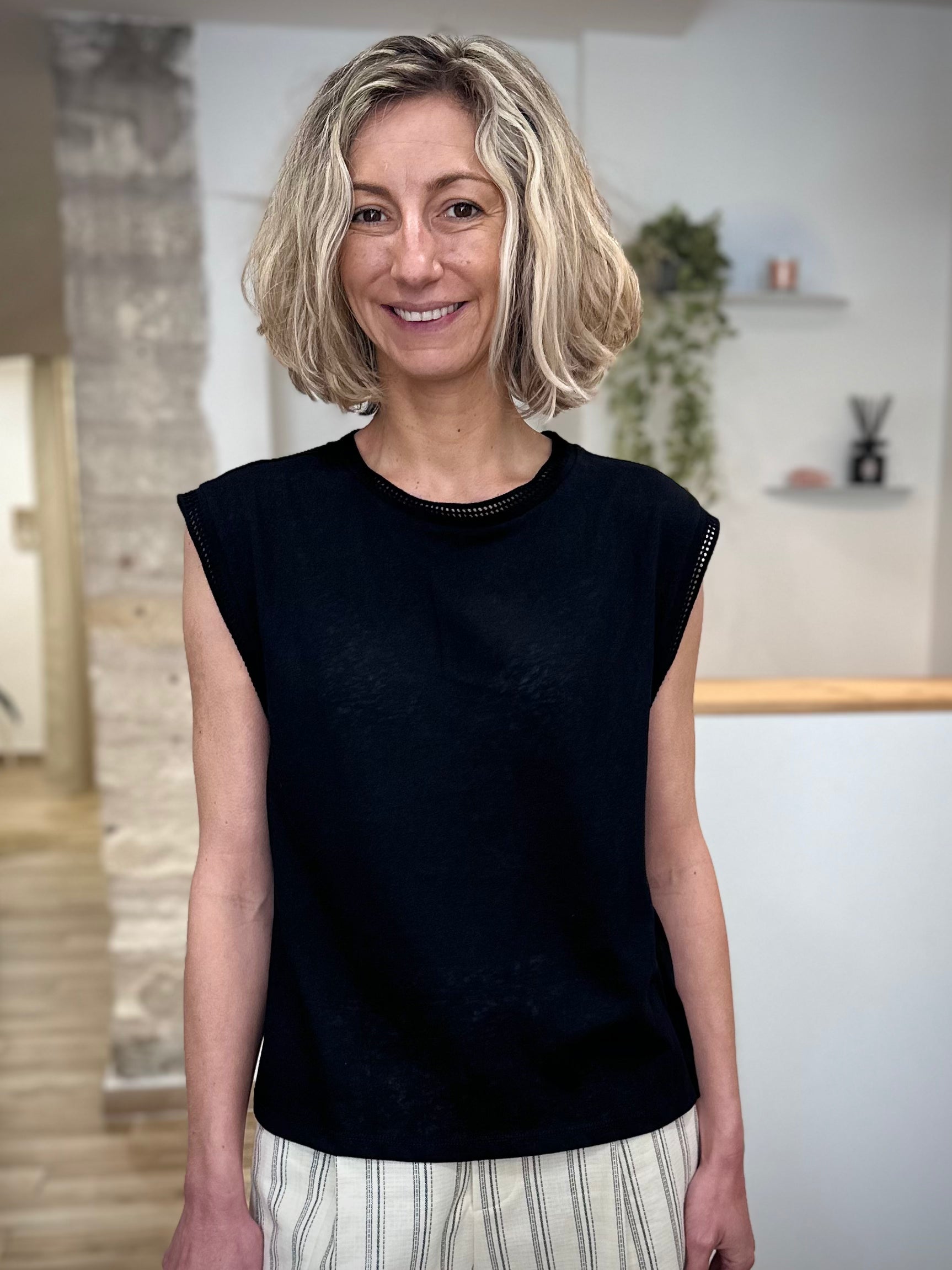 Top noir femme coupe droite élégante et simple 