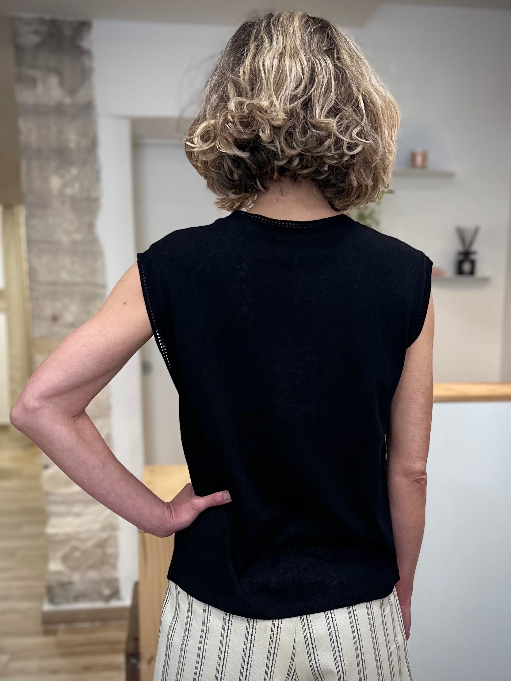 Top noir femme silhouette moderne élégante de dos