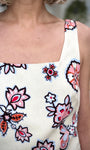 Détail encolure carrée top floral élégant 