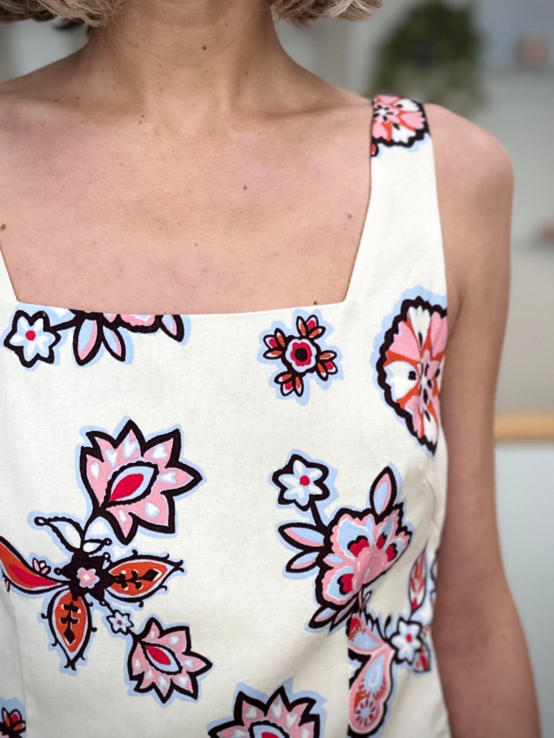 Détail encolure carrée top floral élégant 