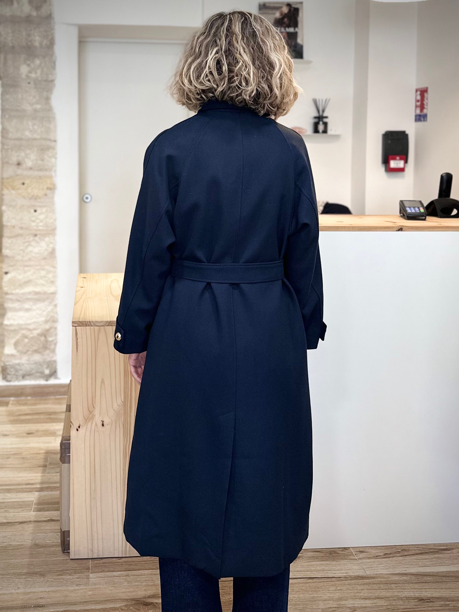 Trench Scott bleu marine ceinturé à la taille de dos