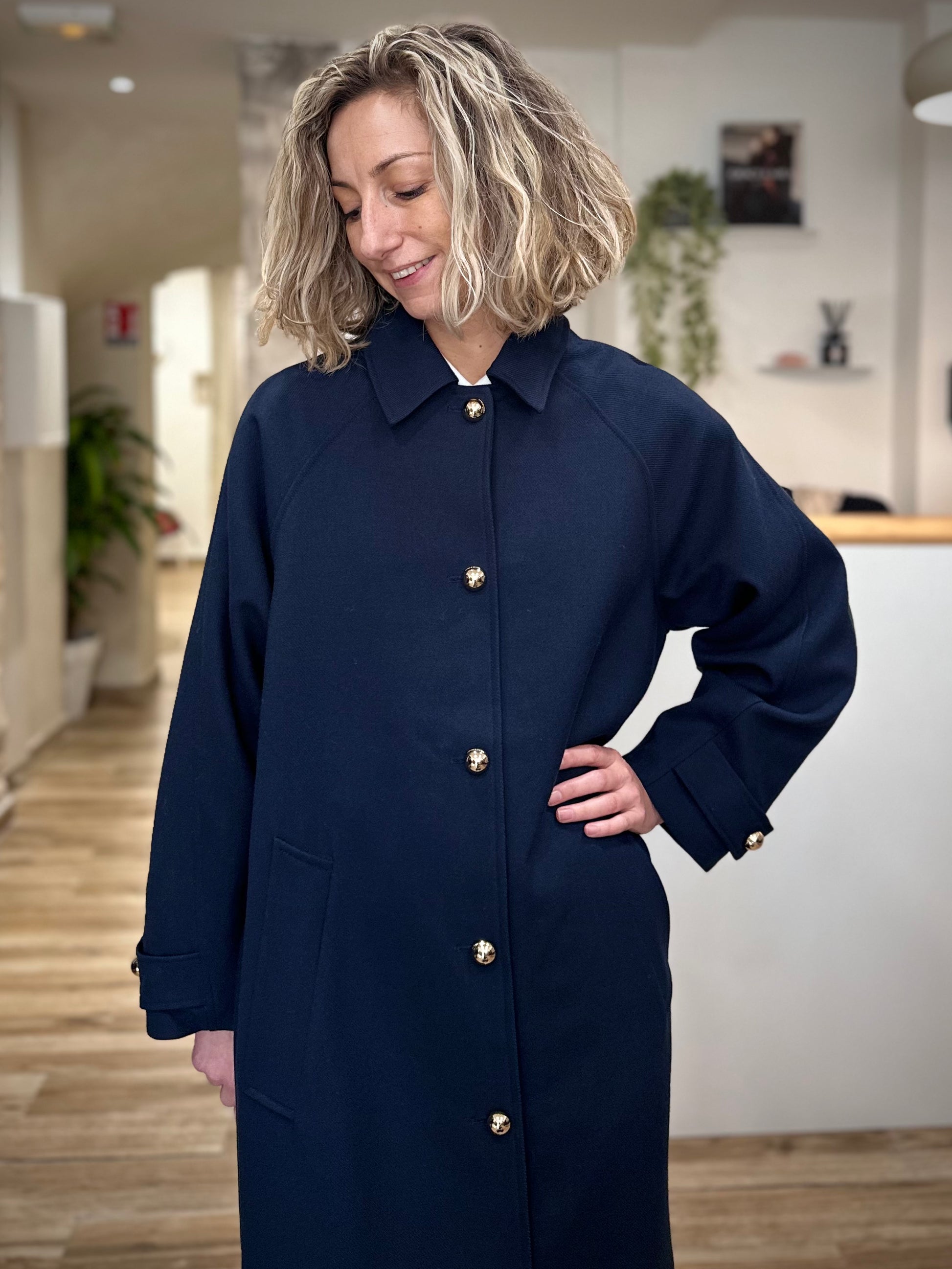 Silhouette féminine en trench long chic