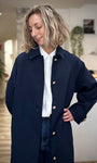 Trench élégant femme bleu marine de face