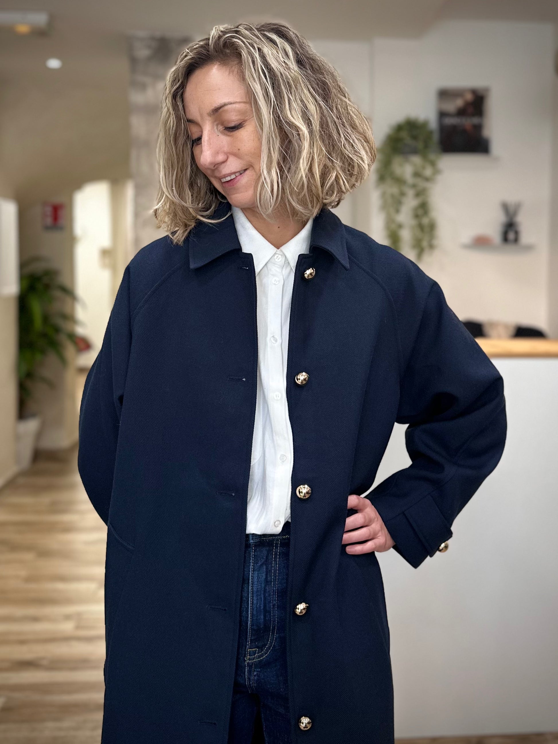 Trench élégant femme bleu marine de face