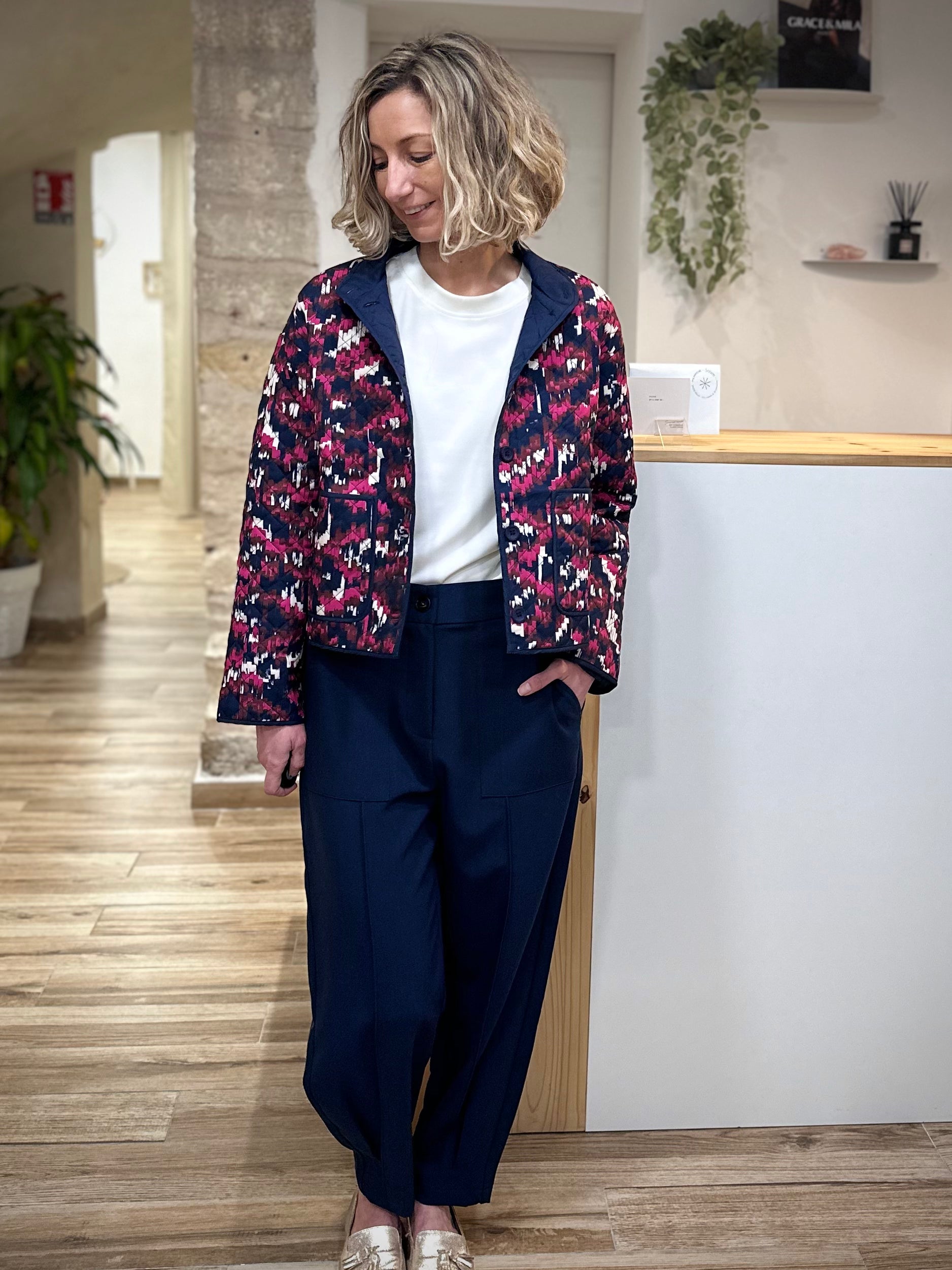 Femme portant une veste imprimée géométrique rose et marine