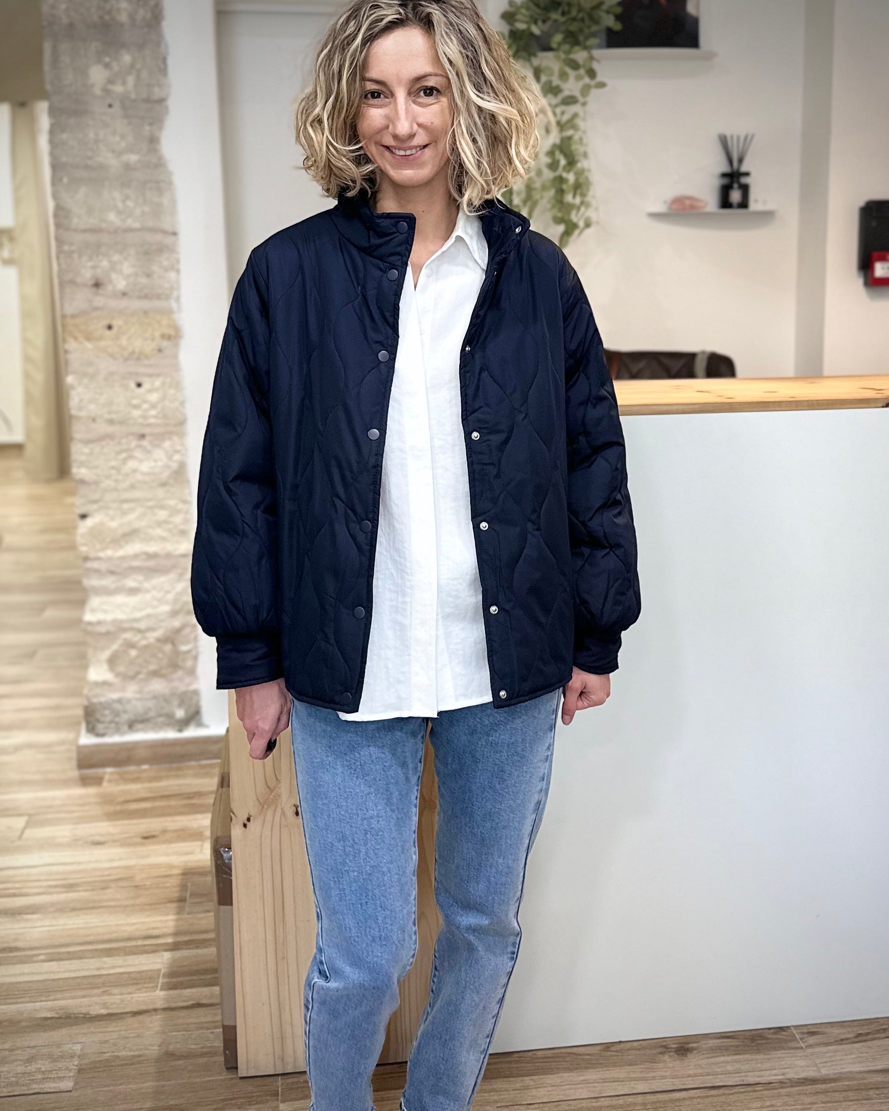 Veste EGIA portée sur un look décontracté avec un jean