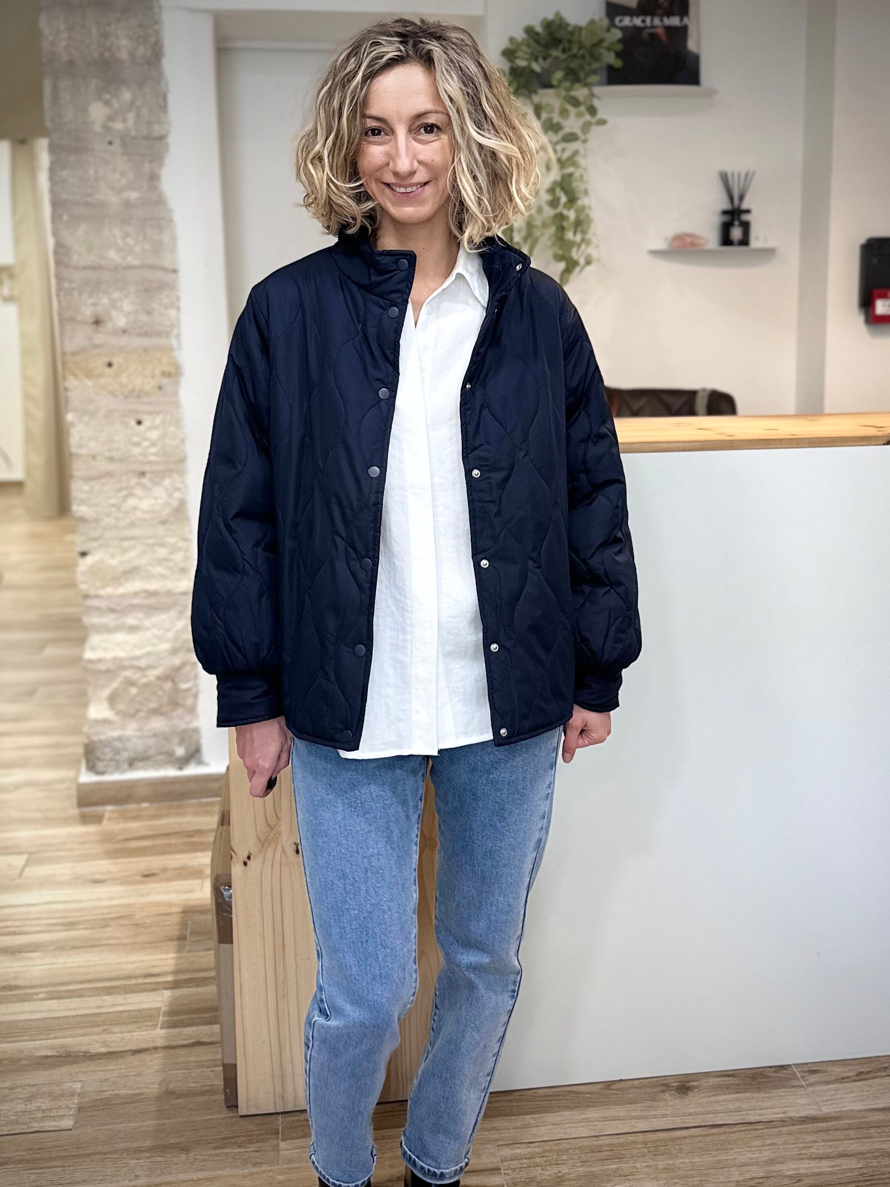 Veste EGIA portée sur un look décontracté avec un jean