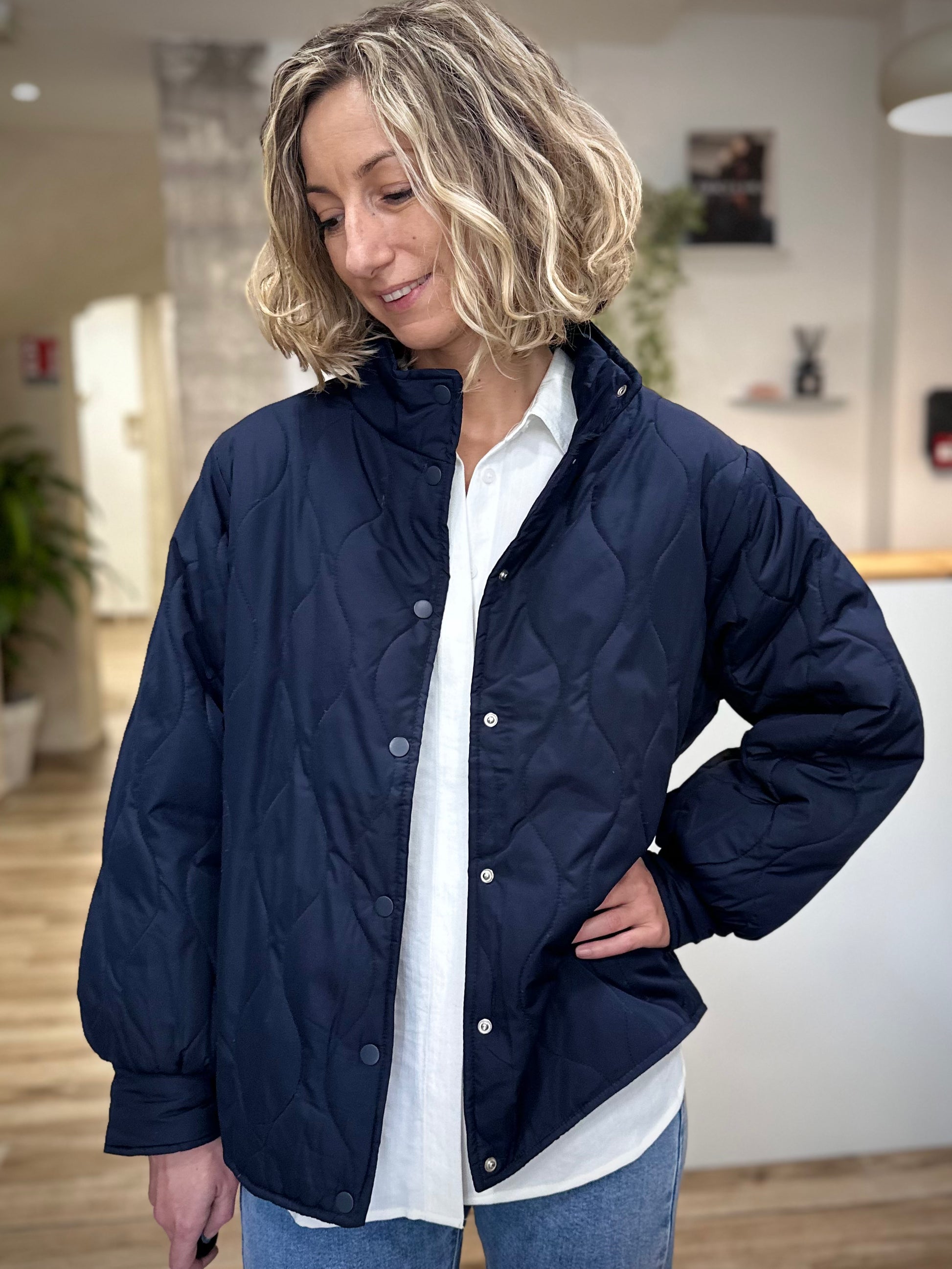 Femme élégante avec veste mi-saison EGIA et manches bouffantes