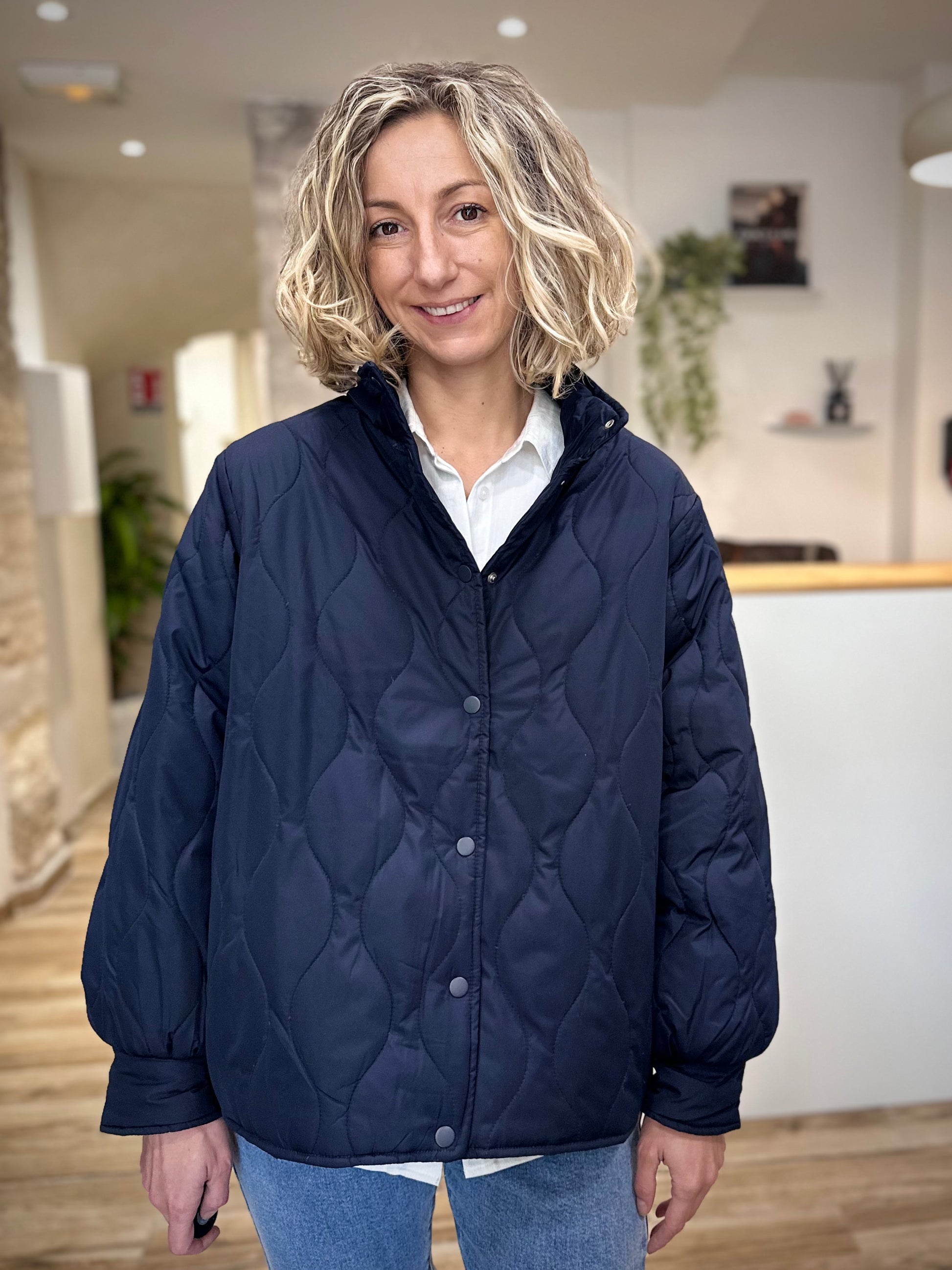 Femme souriante en veste mi-saison EGIA, élégante et décontractée