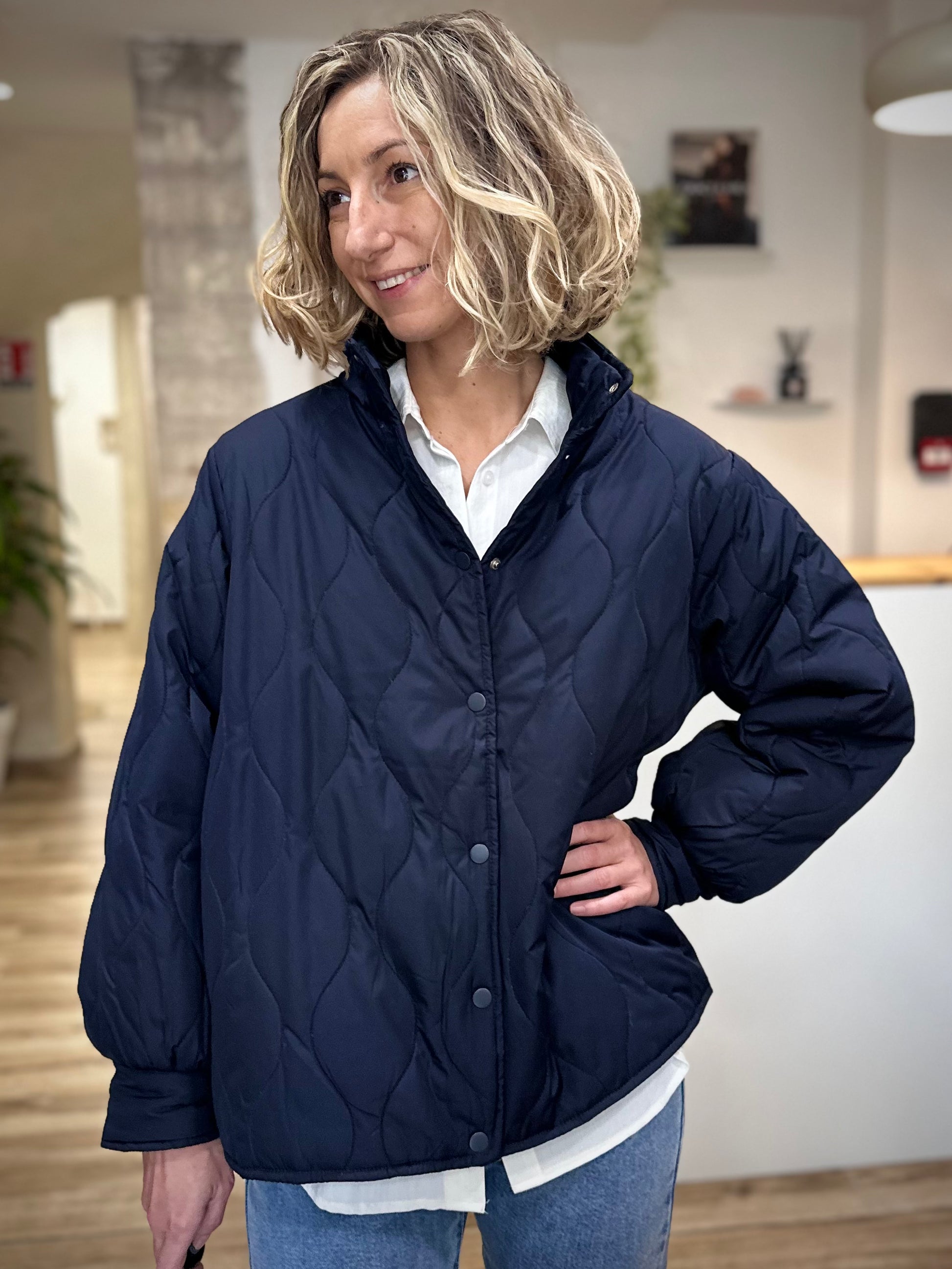 Femme en veste EGIA, un look effortless chic pour l’automne