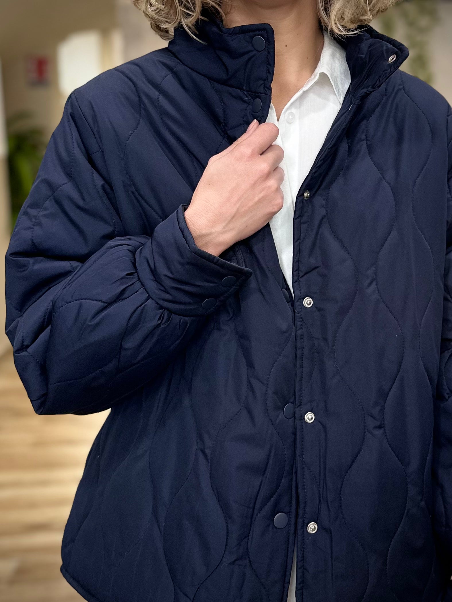 Détail de la fermeture à boutons de la veste mi-saison EGIA